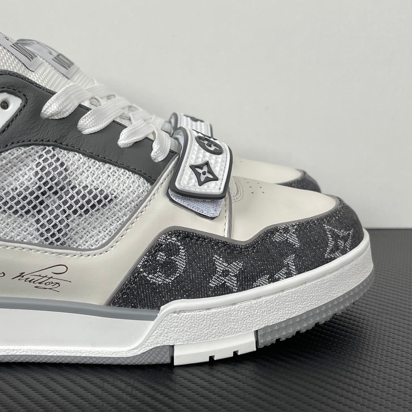 Trainer Grey