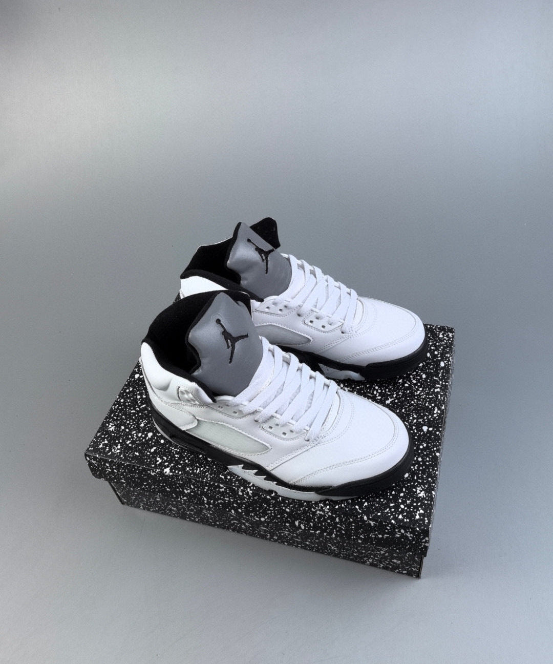 AJ 5 Branco e Preto