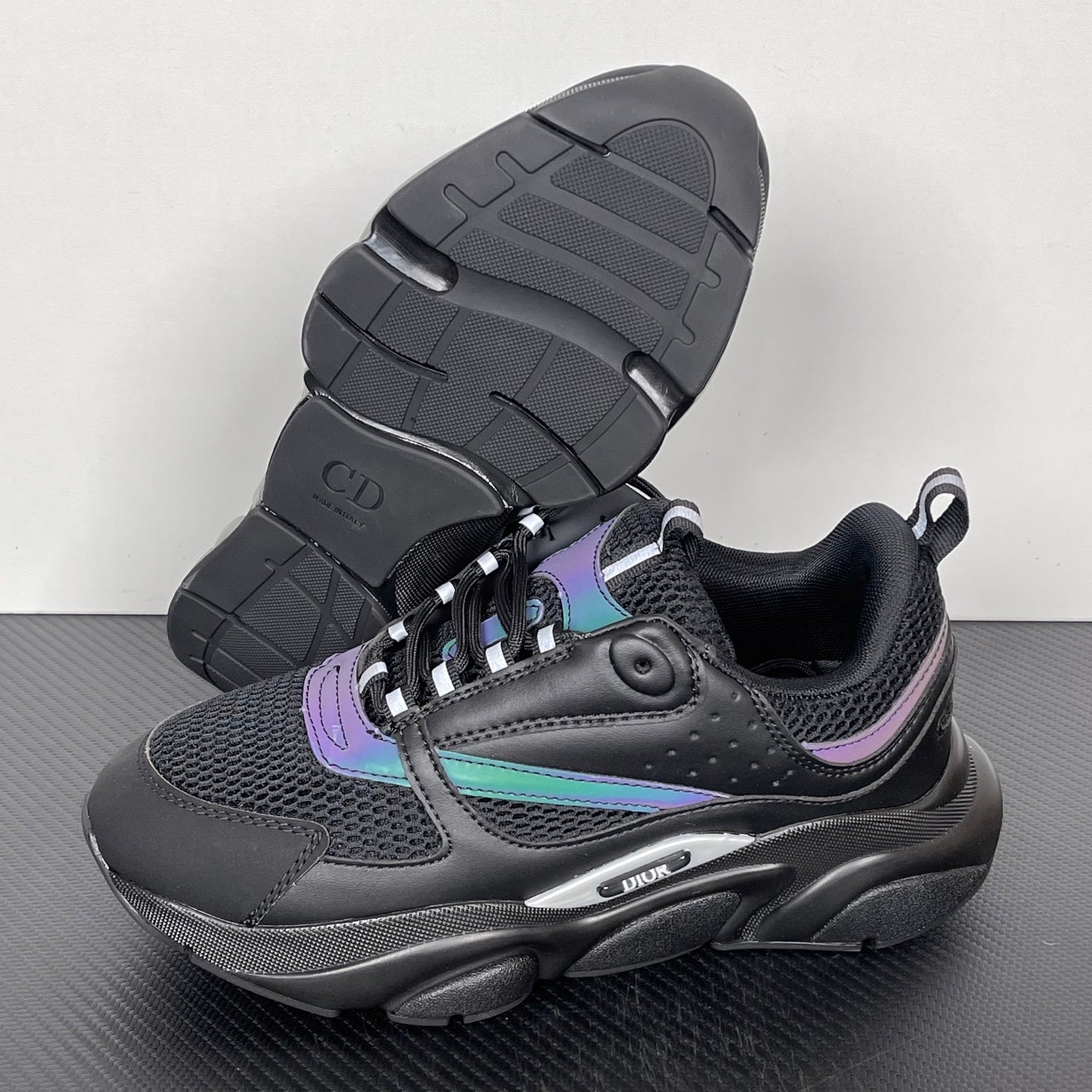B22 Iridescent Shadow Runner