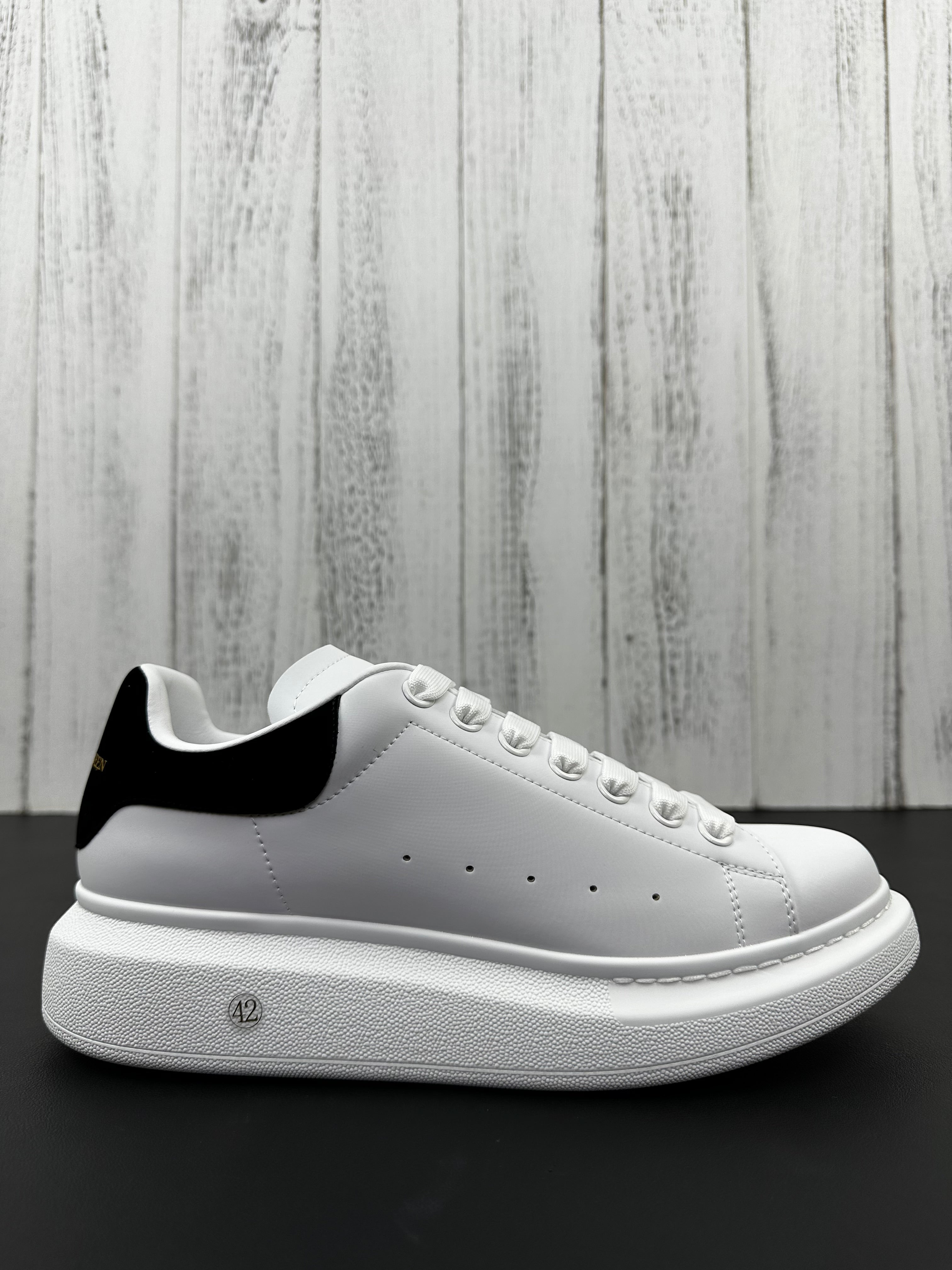 Alexander McQueen em Camurça Drip Sneakers