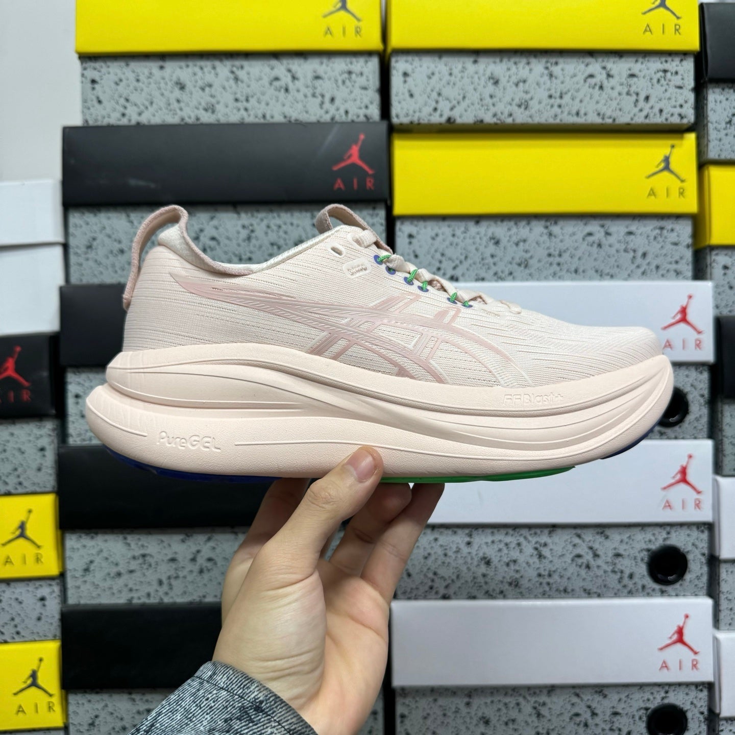 GEL-NIMBUS 28 Beige Pink