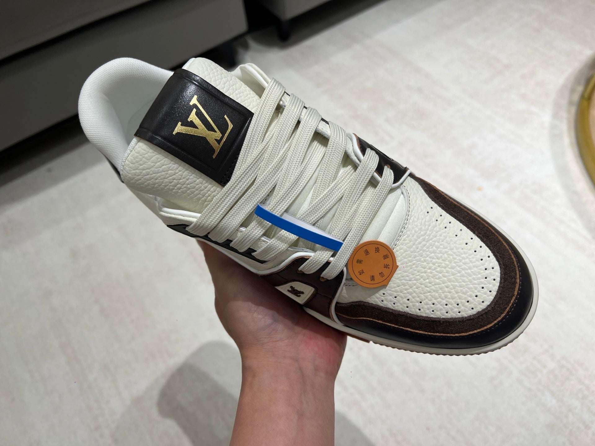 Trainer White and Black