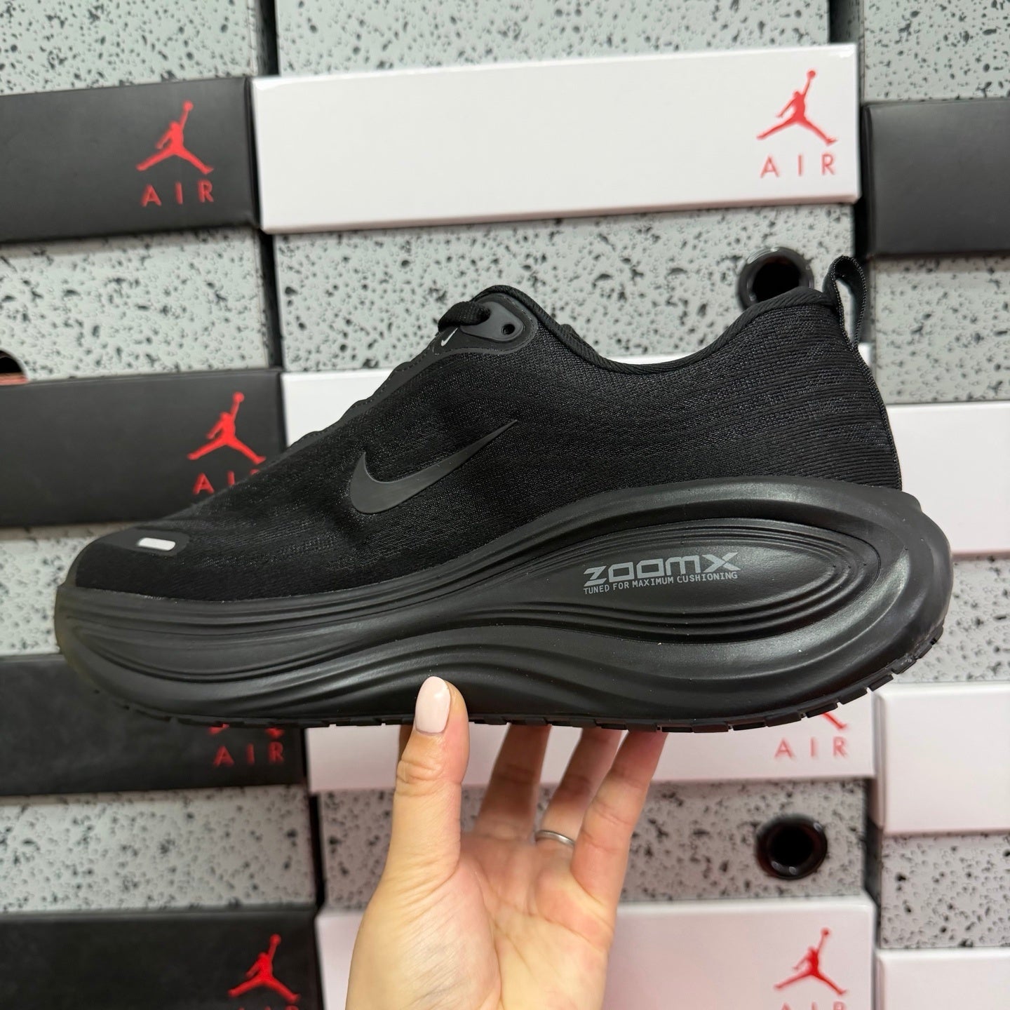 Vomero Plus Black Carbon Grey