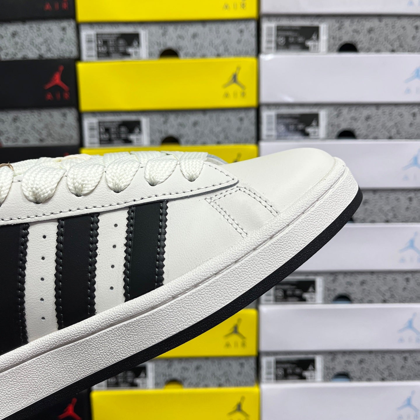 Campus White & Black