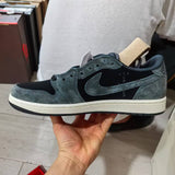 AJ1 Travis