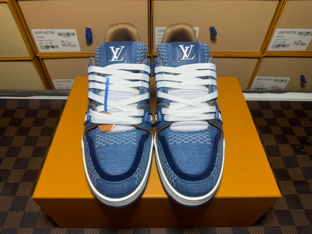 Trainer Blue
