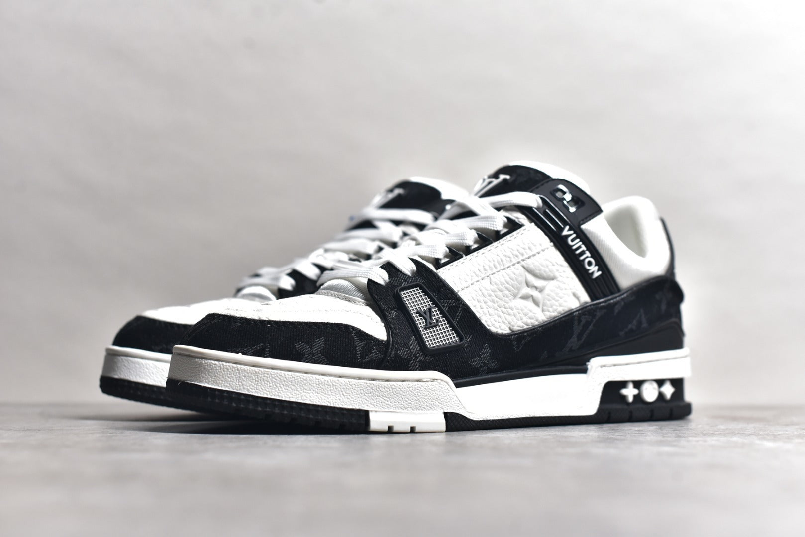 Trainer Black and White