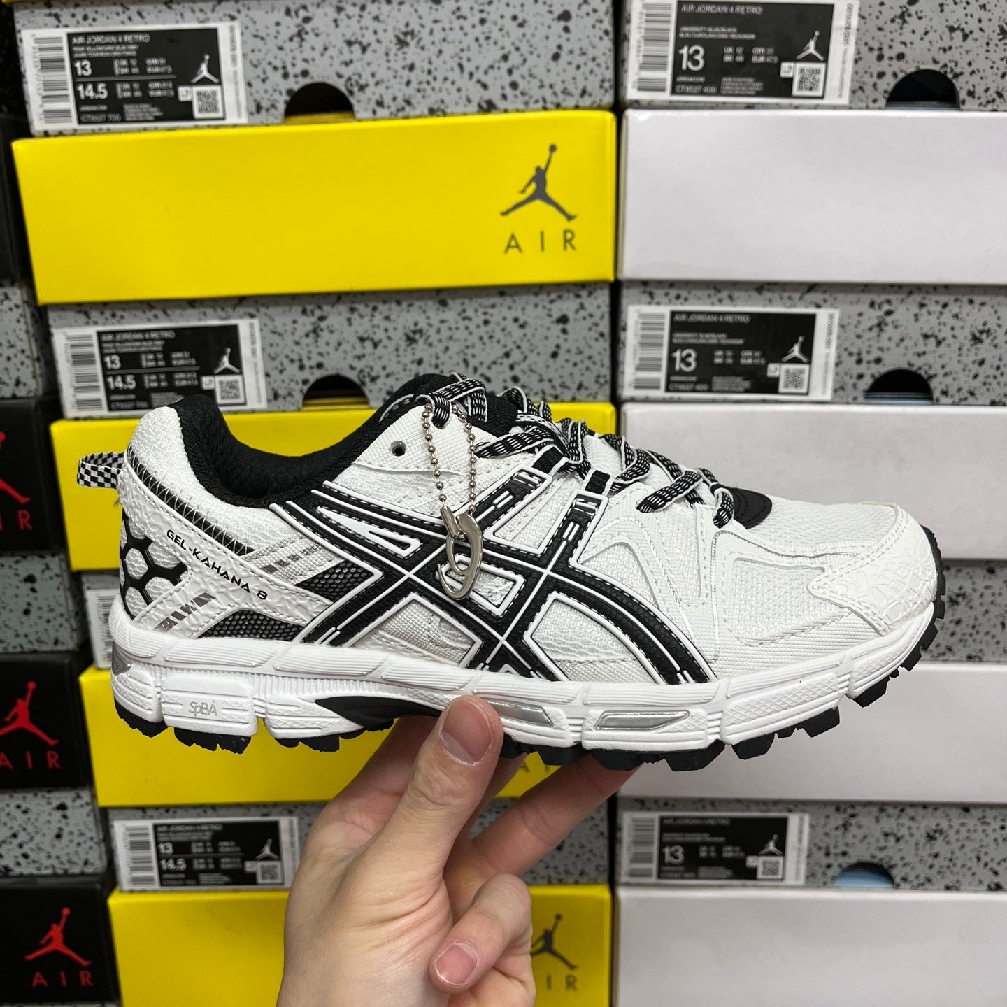 GEL-KAHANA 8 Black and White