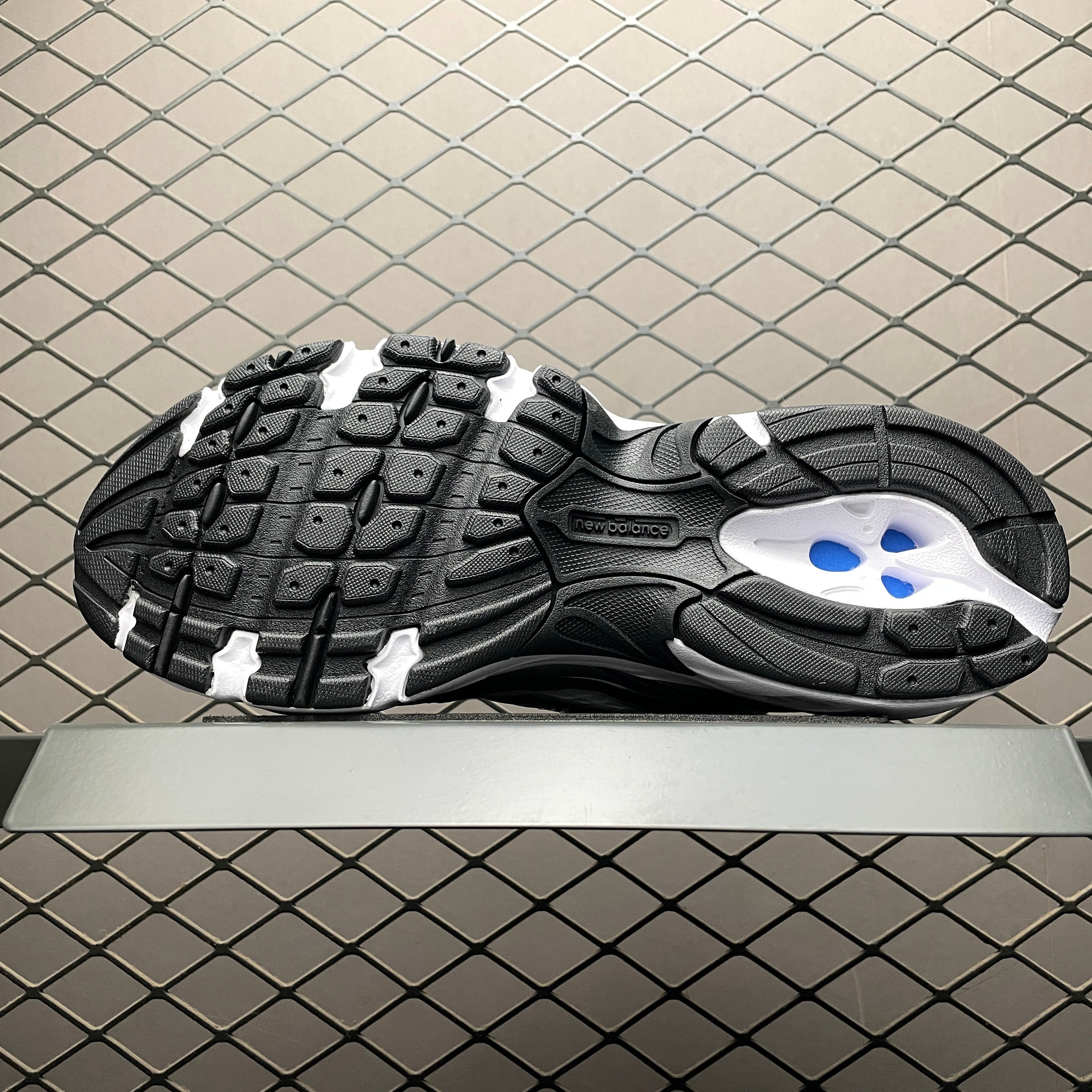 740 White / Silver / Blue