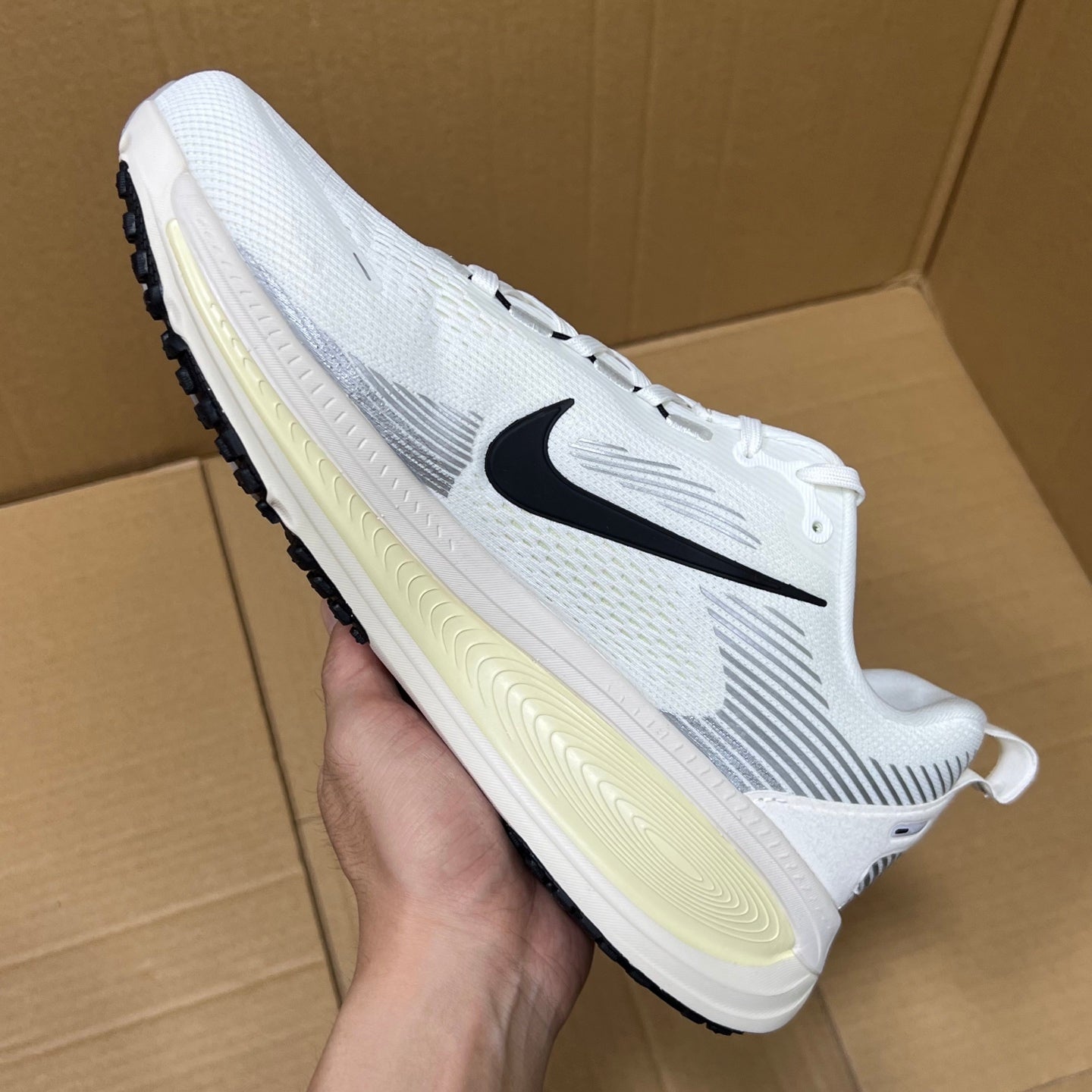 Vomero 18 White/Black