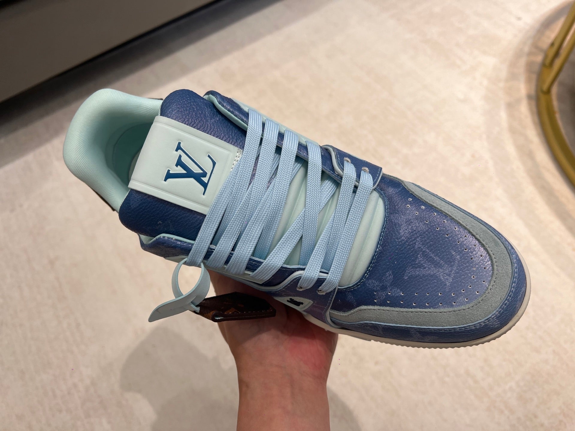Trainer Blue