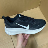 Vomero 18 Black/White