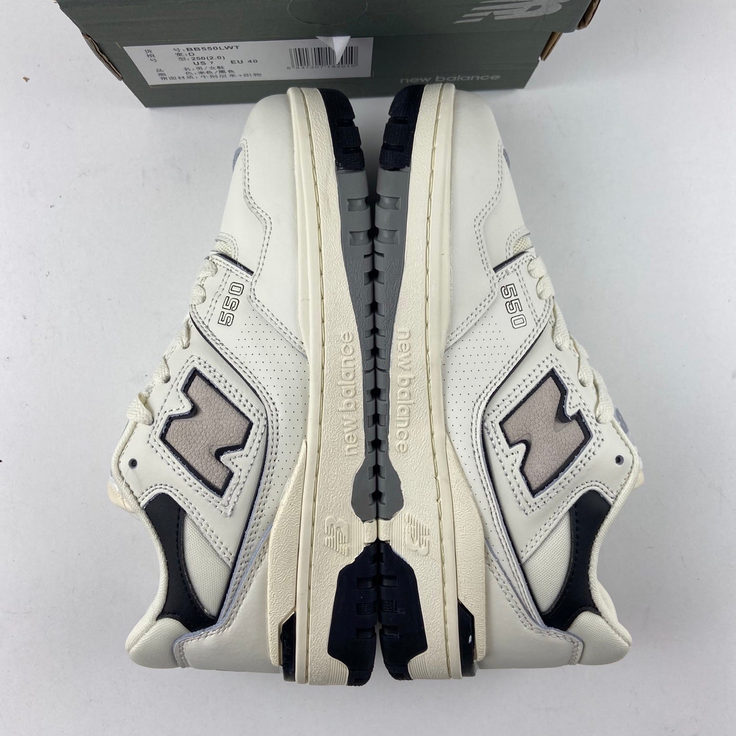 550 Vintage White and Grey