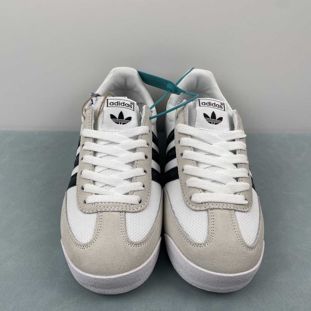 AD R71 White Black Beige