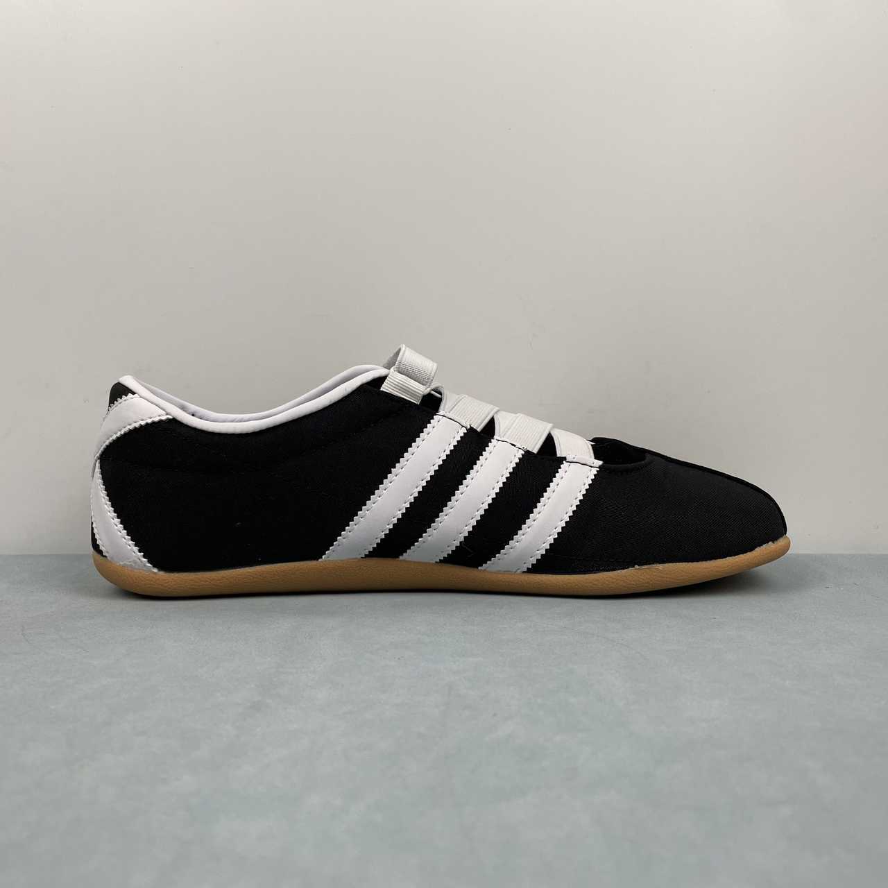 AD TOKYO Black White