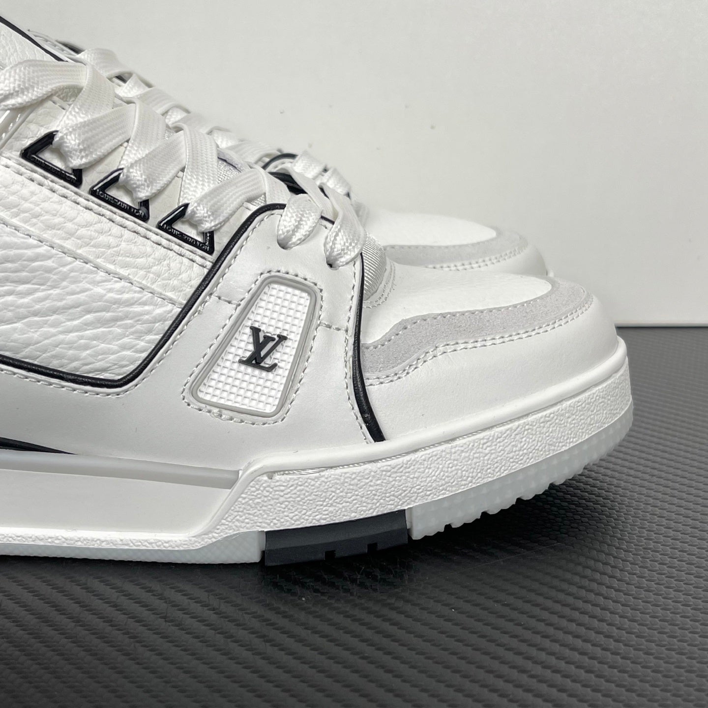 Trainer White and Black