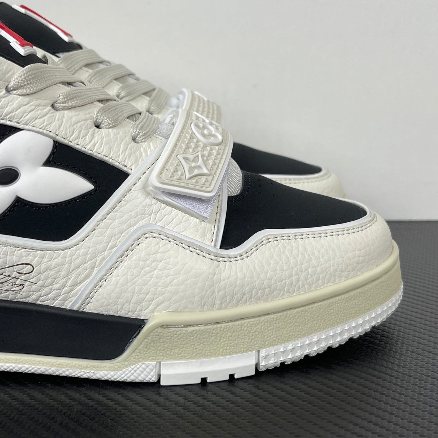 Trainer White and Black