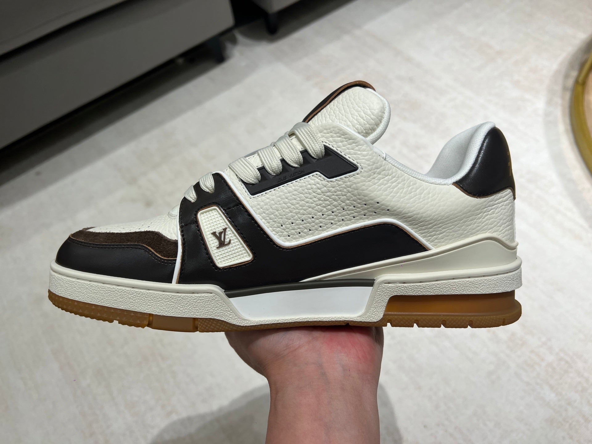 Trainer White and Black
