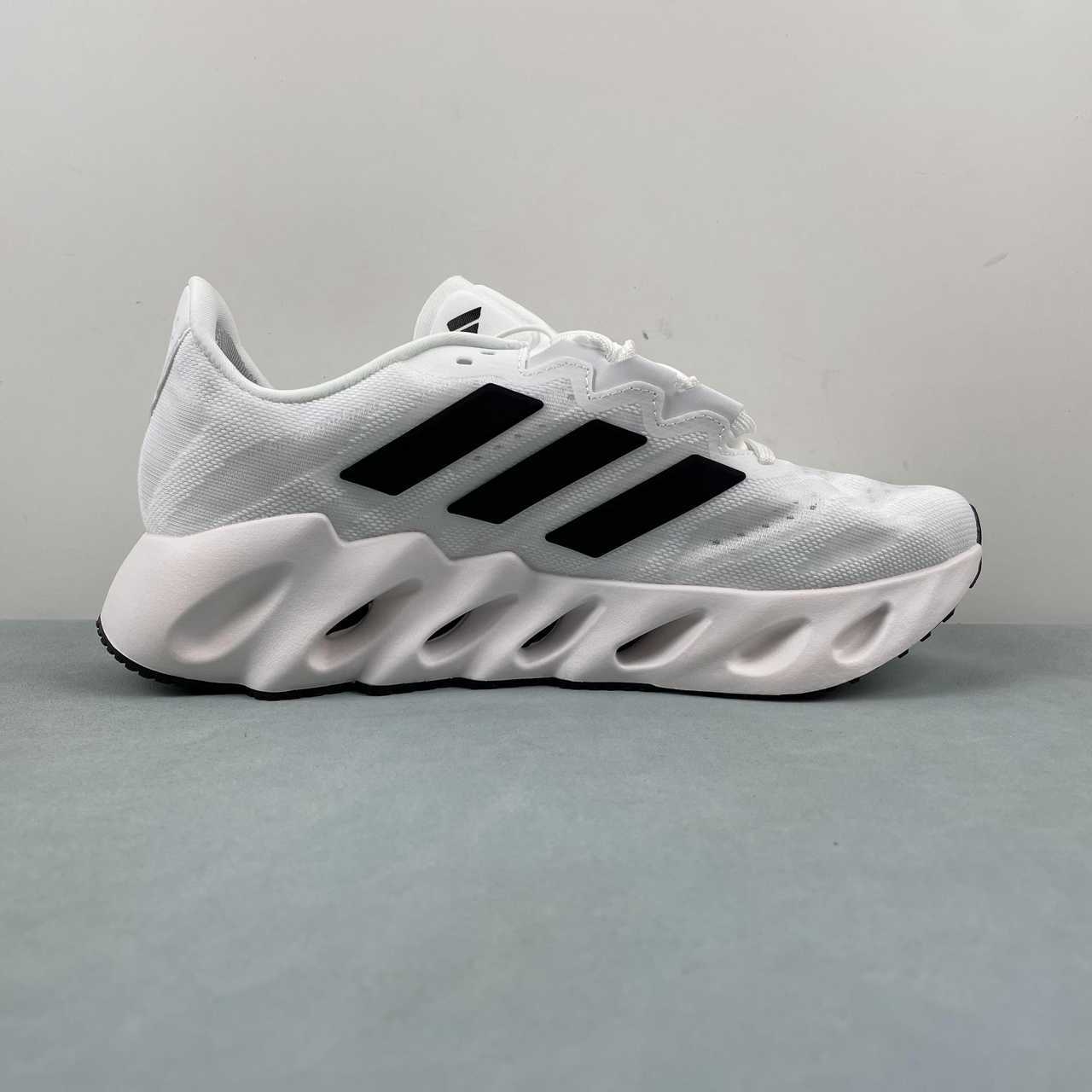 AD Switch Fwd M White Black