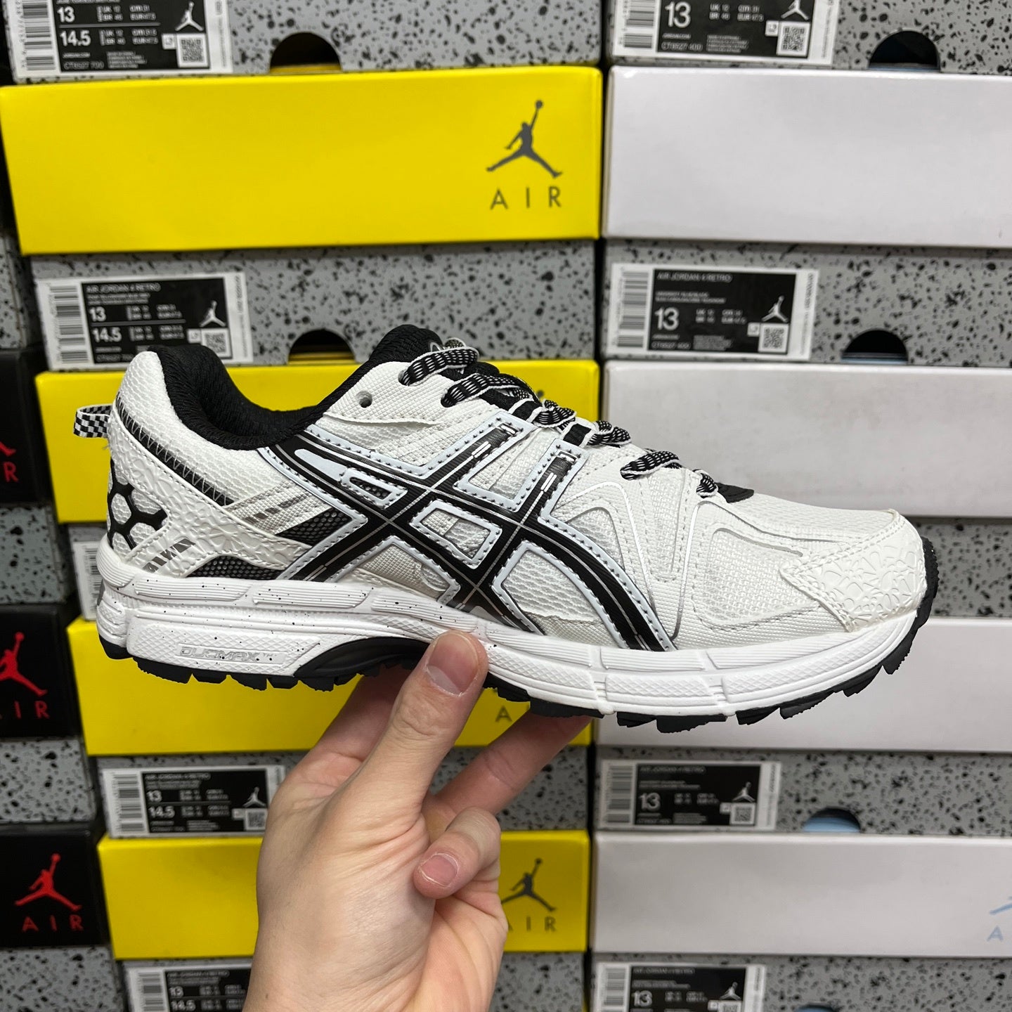 GEL-KAHANA 8 Black and White
