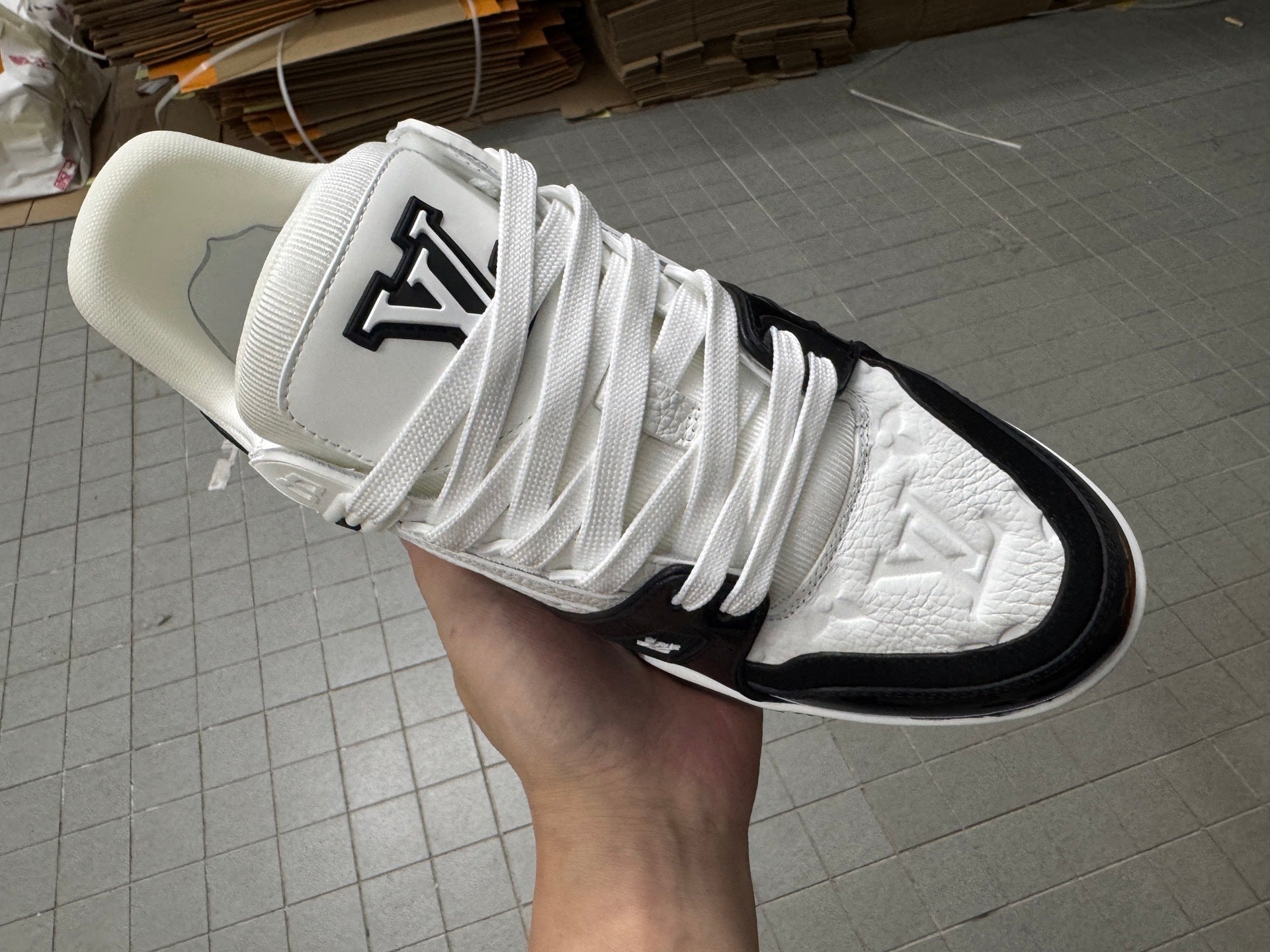 Trainer White and Black