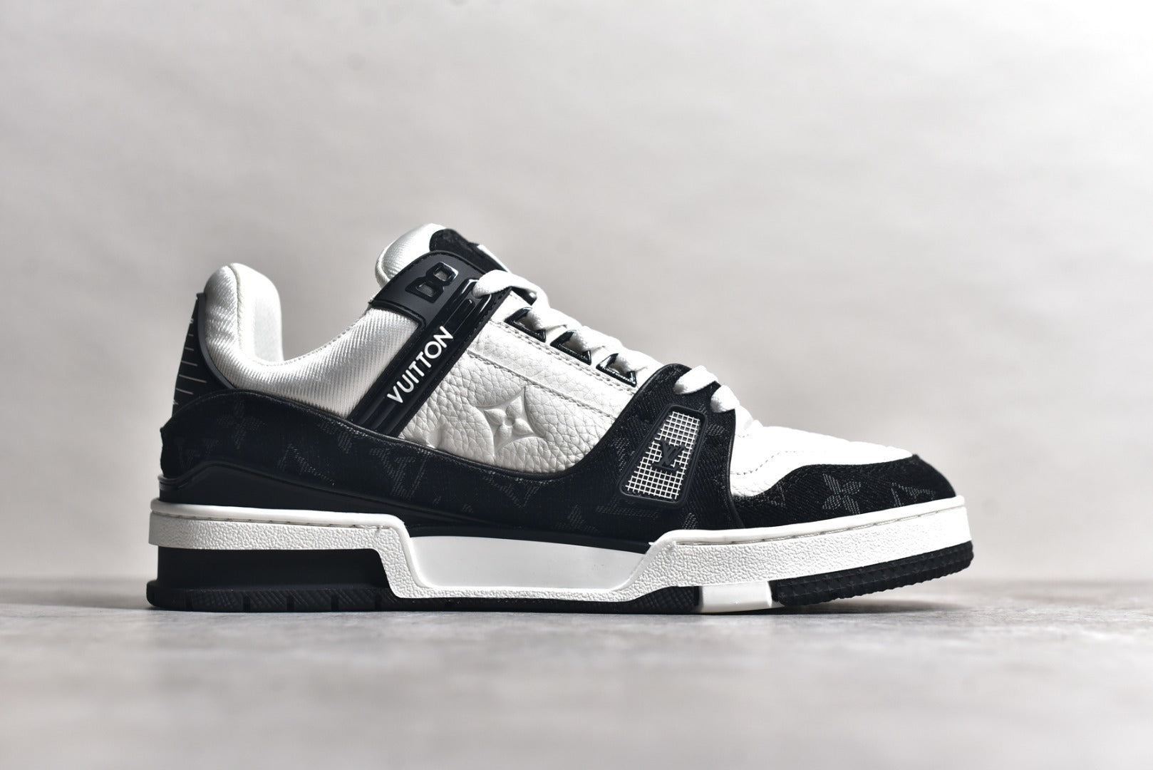 Trainer Black and White