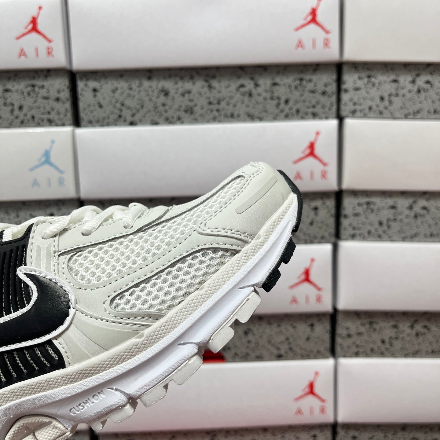 Vomero 5 White / Black