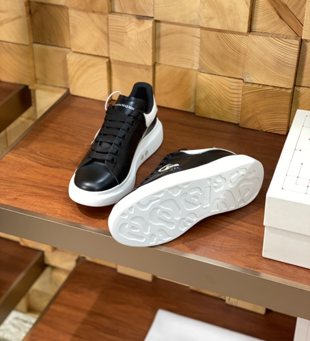 Alexander McQueen Oversized Black/White Drip Sneakers
