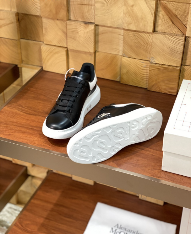 Alexander McQueen Oversized Black/White Drip Sneakers