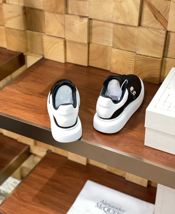 Alexander McQueen Oversized Black/White Drip Sneakers