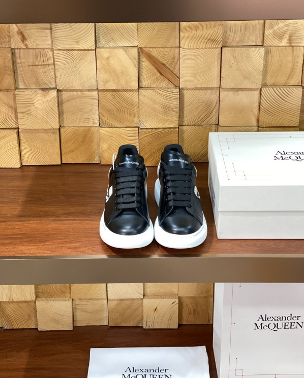 Alexander McQueen Oversized Black/White Drip Sneakers
