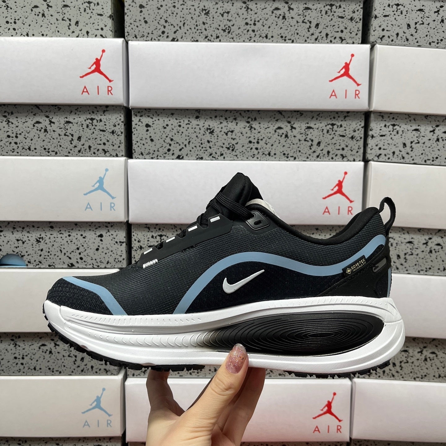 Vomero Plus Black Blue