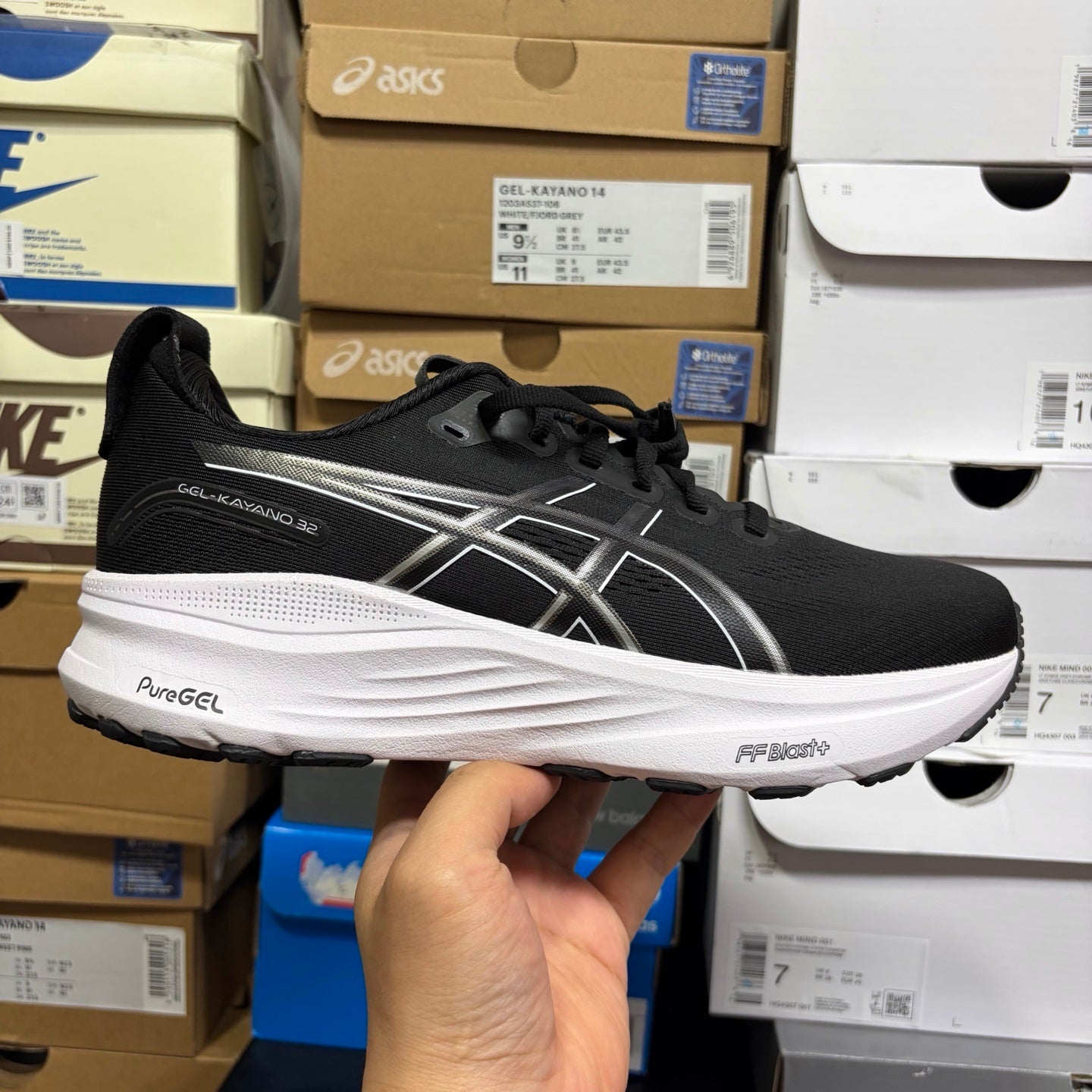 GEL-KAYANO 32 Black/White