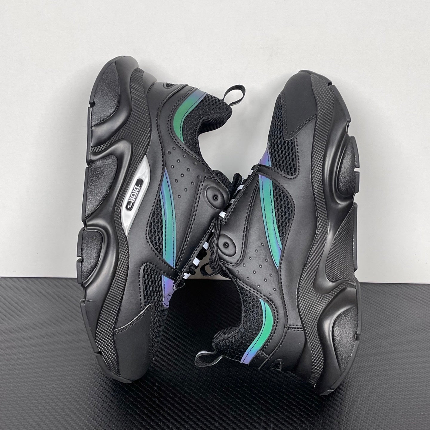 B22 Iridescent Shadow Runner
