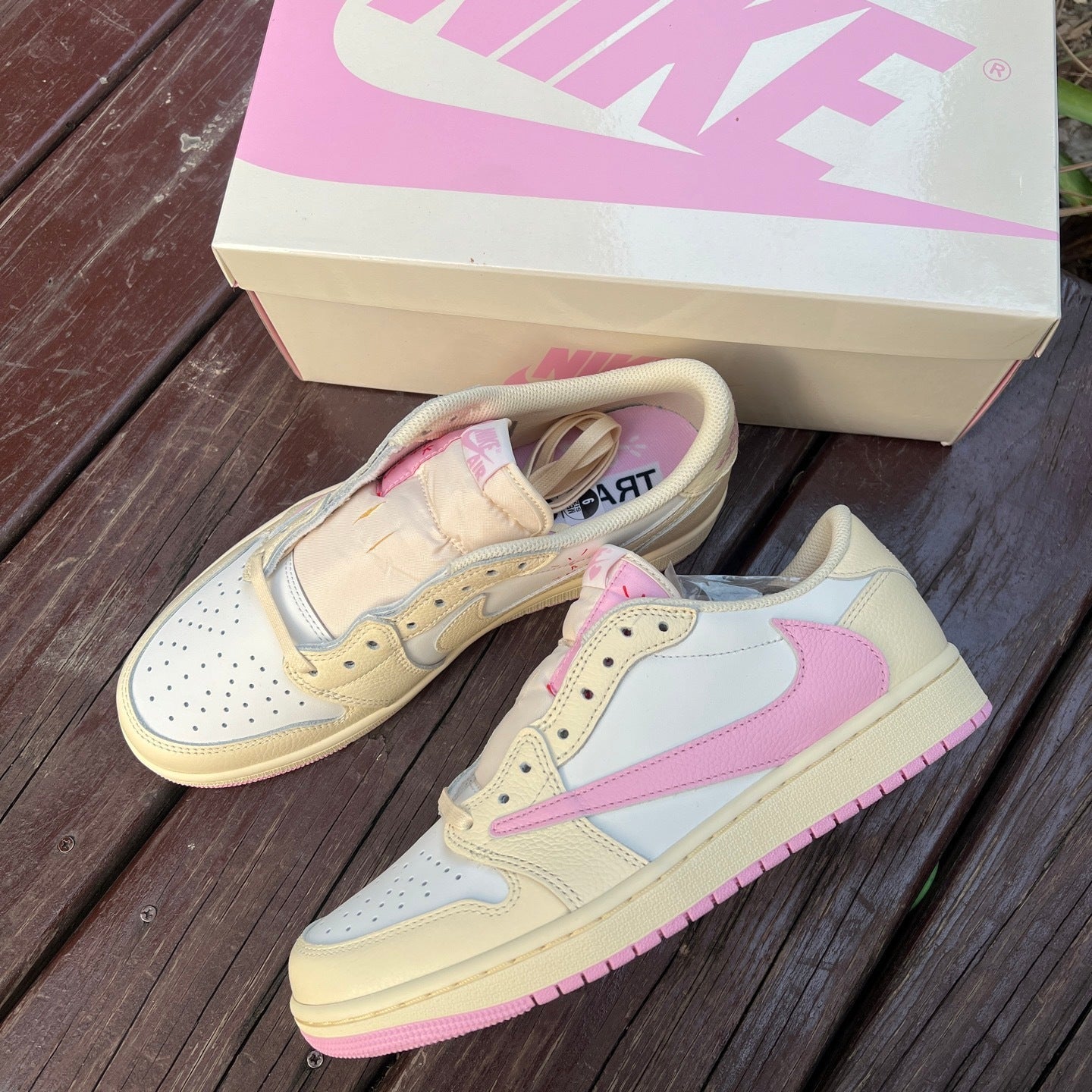 AJ1 Travis Reverse Mocha Rosa Claro