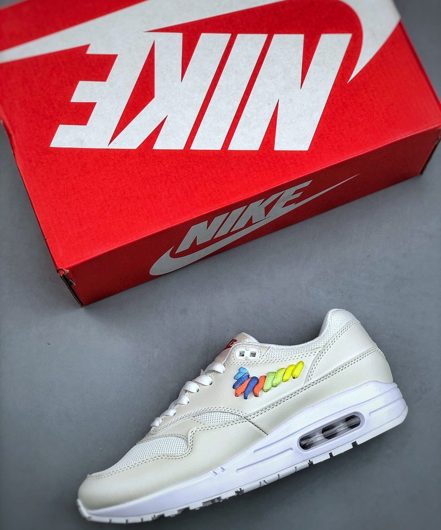 Swoosh Arco-Íris nos Atacadores Air Max 1