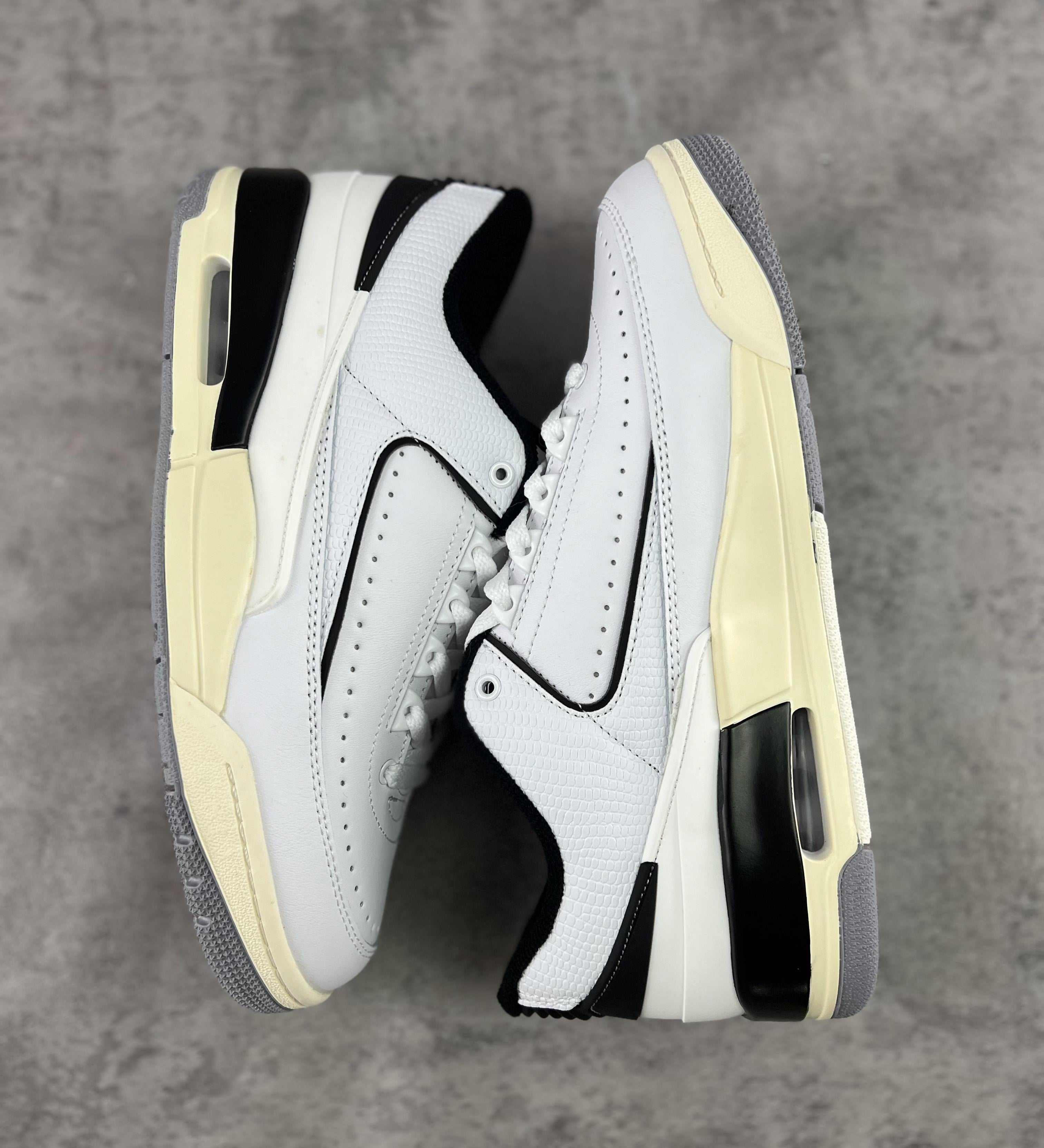23 WHITE & BLACK