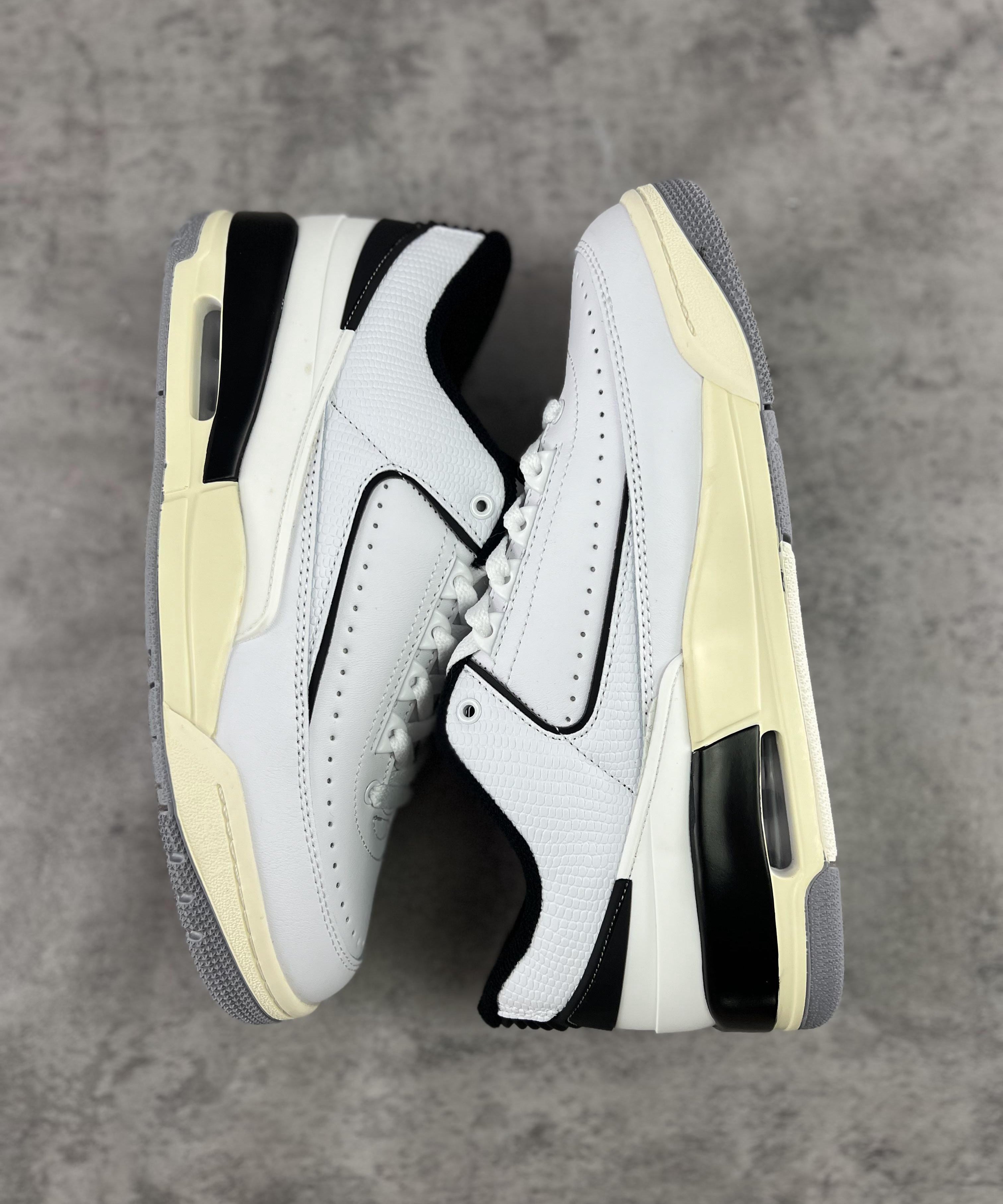 23 WHITE & BLACK