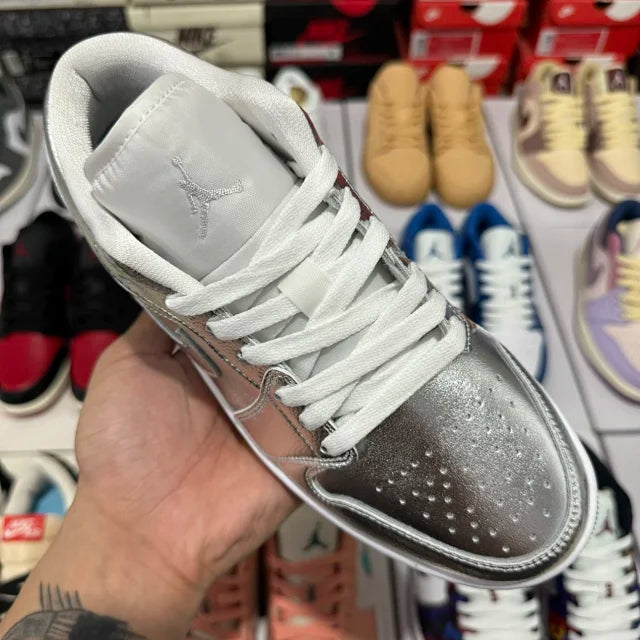 AJ1 Low SE Metallic Silver