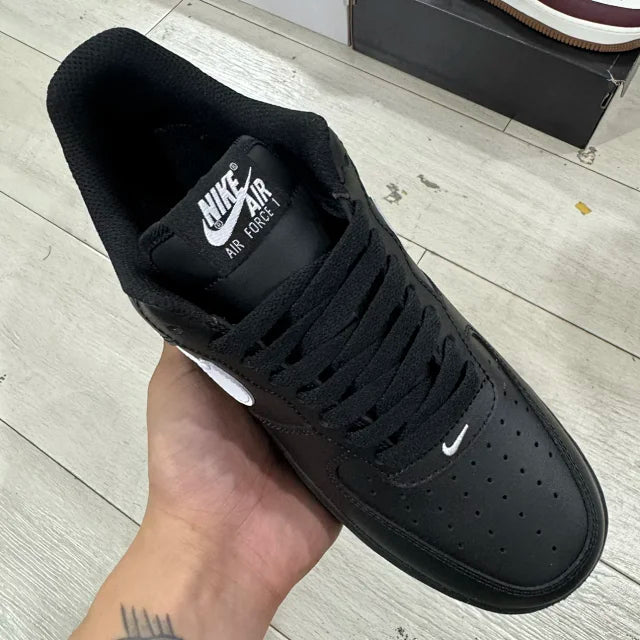 AF1 07 Black/White